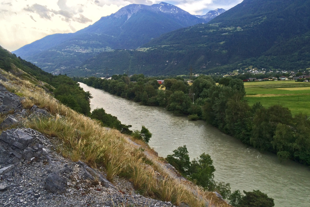 Kurz hinter Leuk, fortan geht's immer der Rhone entlang...