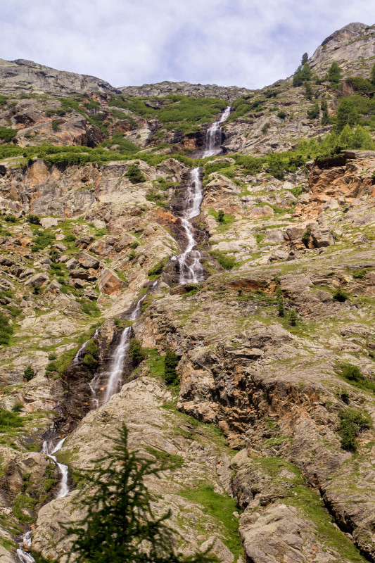 Wunderschöne Wasserfälle säumen die Strasse 