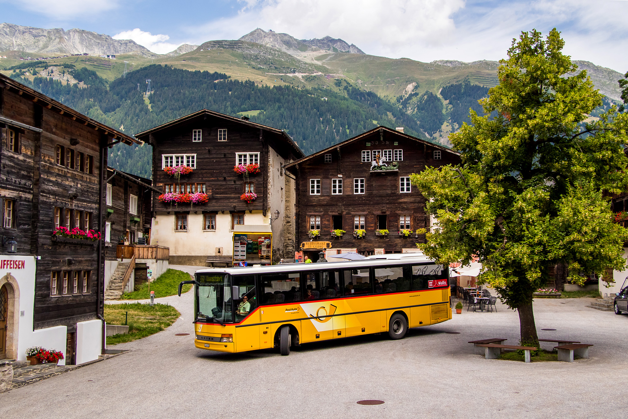 Setra S313UL auf dem schmucken Dorfplatz von Ernen, VS