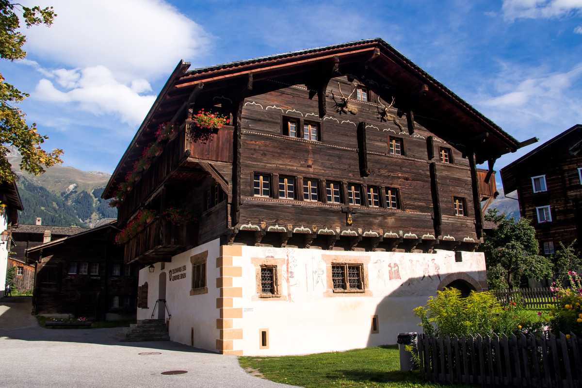 Das Tellenhaus, erbaut 1576 von einem Meier, ist eines der imposantesten Häuser am Platz. Seine Architektur passt eigentlich nichts ins Goms, weshalb vermutet wird, dass innerschweizer Zimmerleute mit dem Bau beauftragt wurden