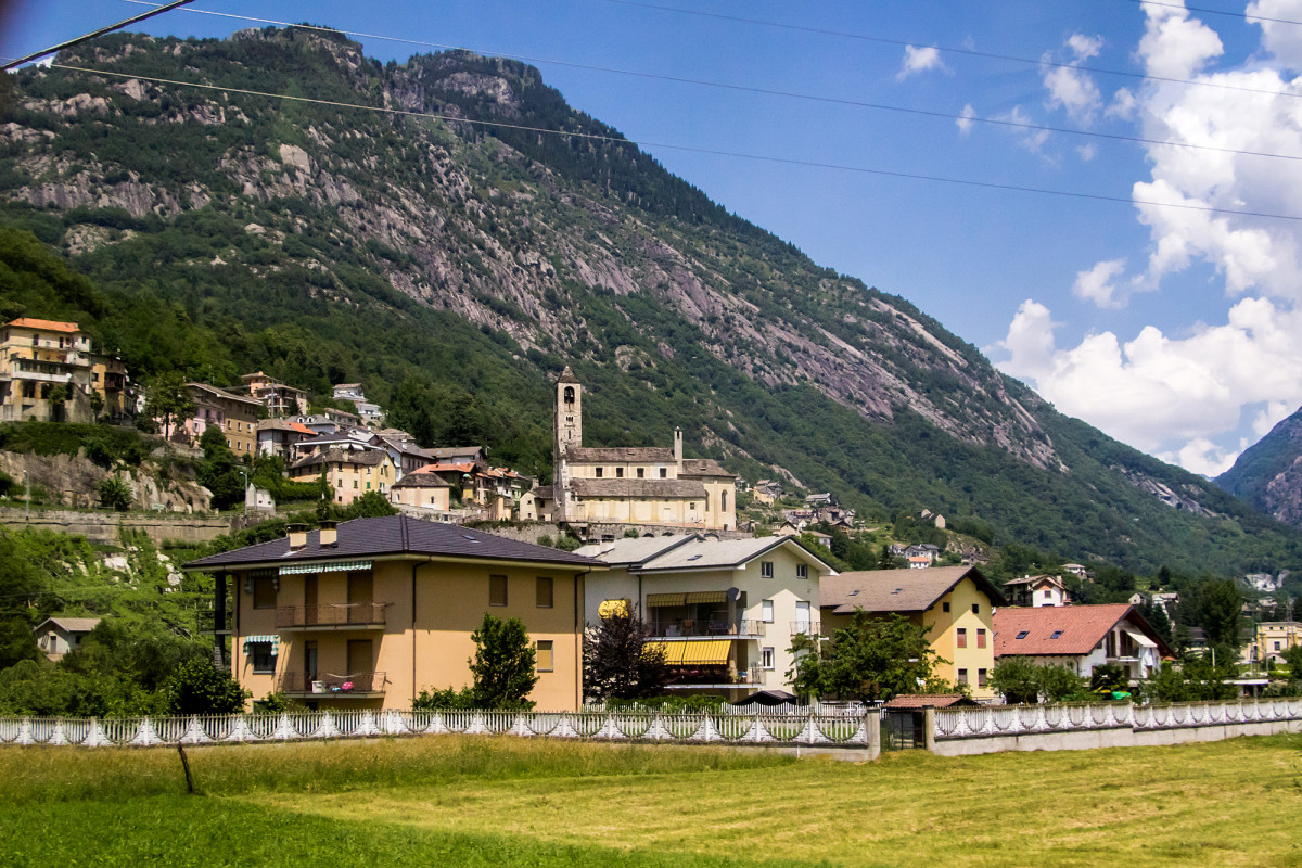 Wir erreichen Crevoladossola mit seiner historischen Kirche Santi Pietro e Paolo, und damit das Haupttal Val d'Ossola.