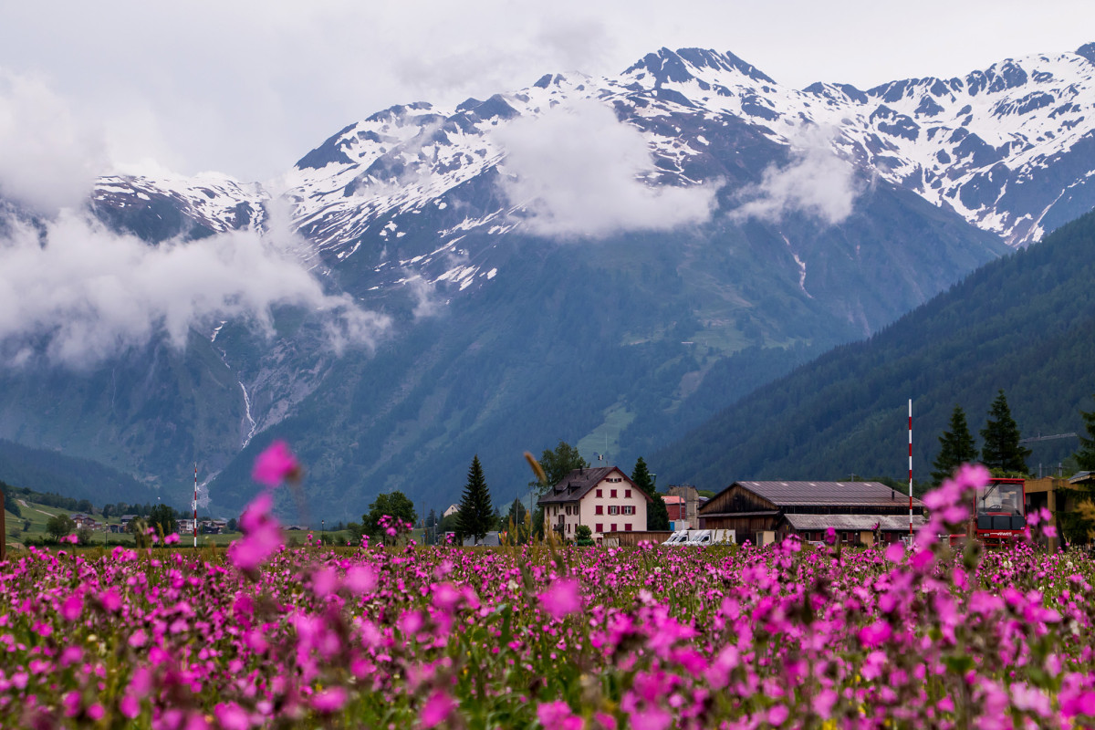 Schön und schroff: Ulrichen ist erreicht, die Berge zum Greifen nah'