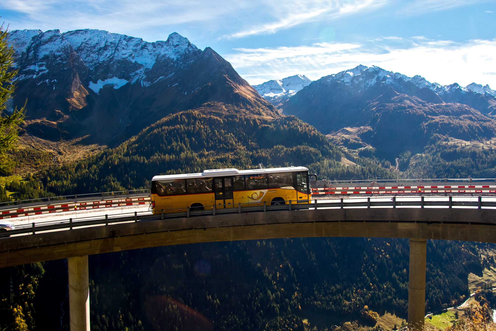 Um trotz des steilen Terrains am Gotthard weite Kurvenradien zu erreichen, waren einige Kunstgriffe nötig - so scheint das Postauto hier über dem Abgrund zu schweben...