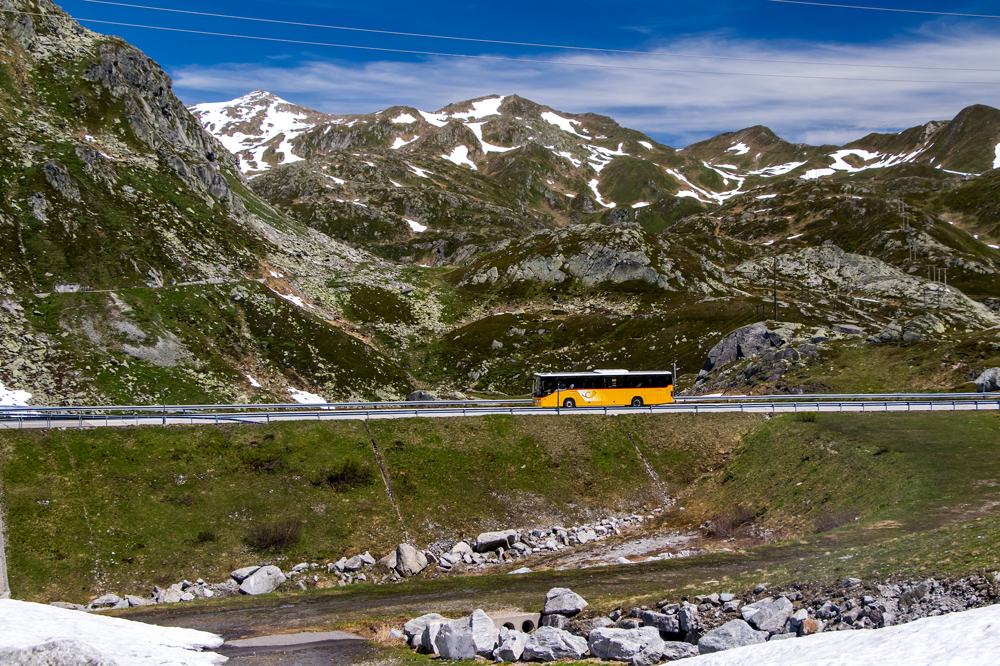 Das Postauto erreicht die Gotthard-Passhöhe...