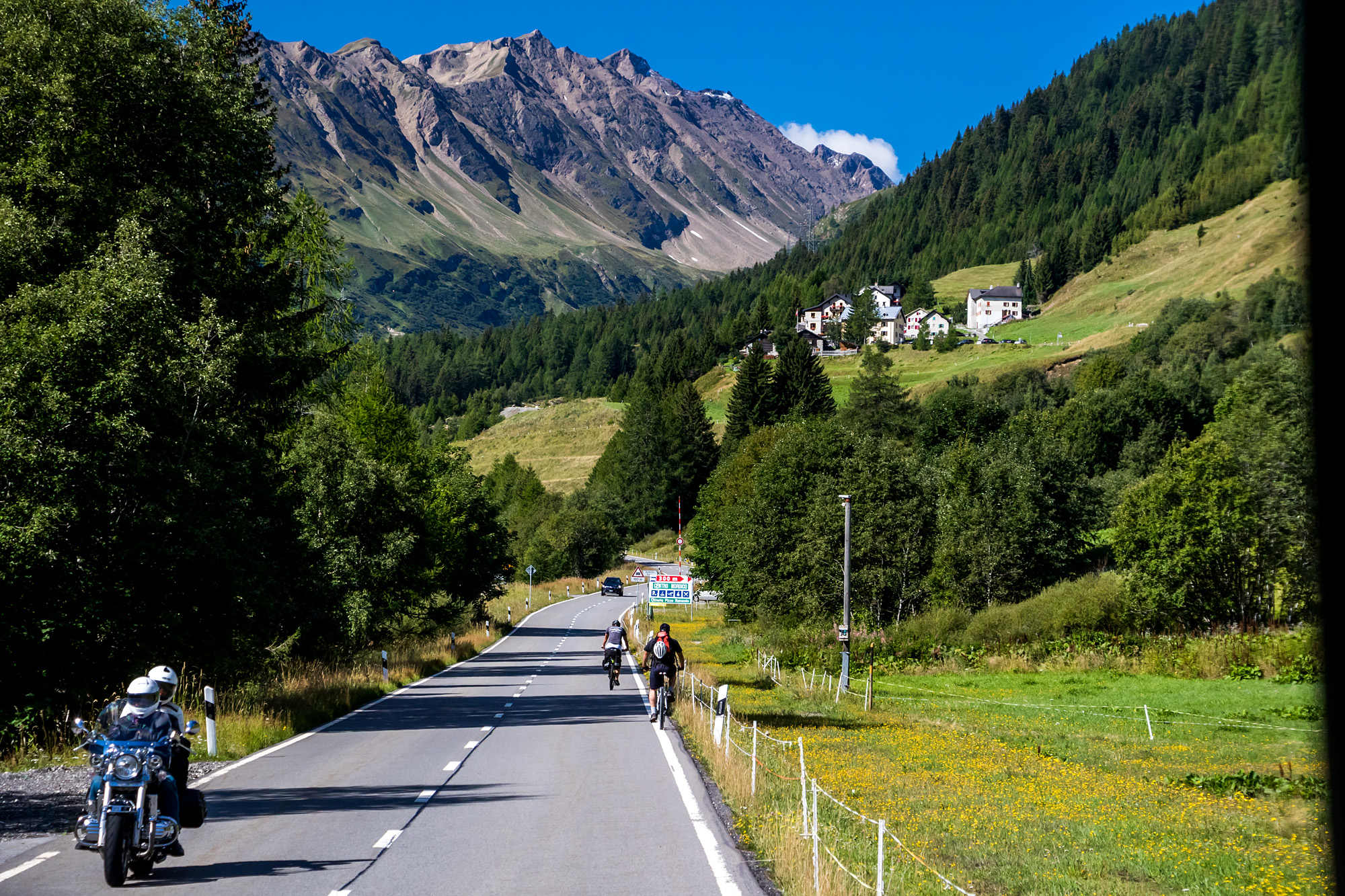 Wir sind zwar nicht ganz alleine, aber immerhin einsamer als am Gotthard :)