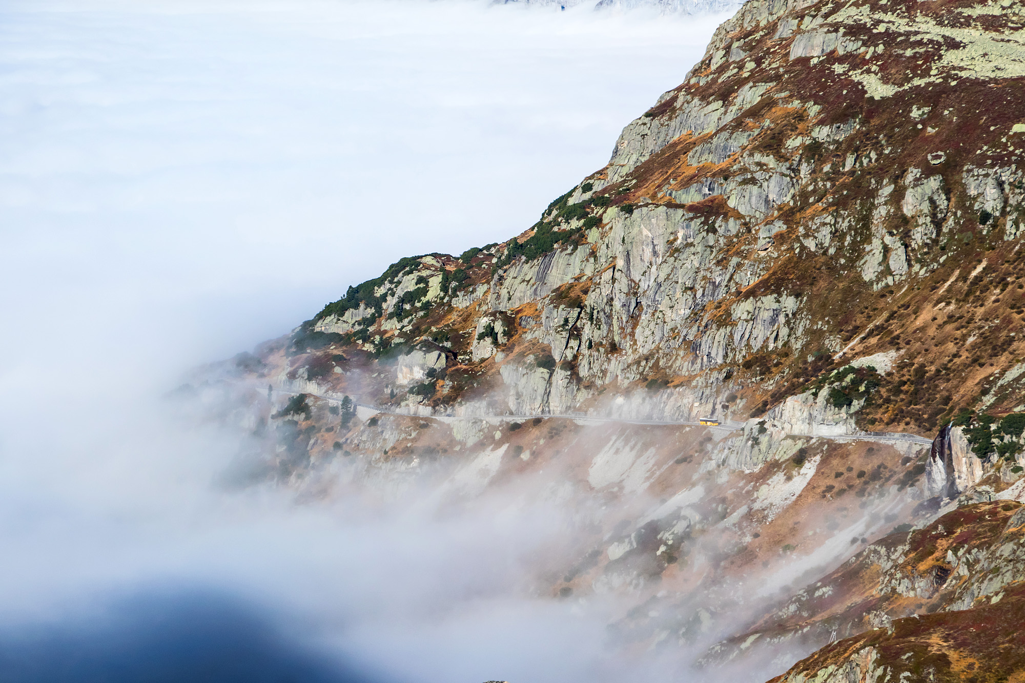 Durch den herbstlichen Nebel kämpft sich mein Integro zurück auf die Susten-Passhöhe