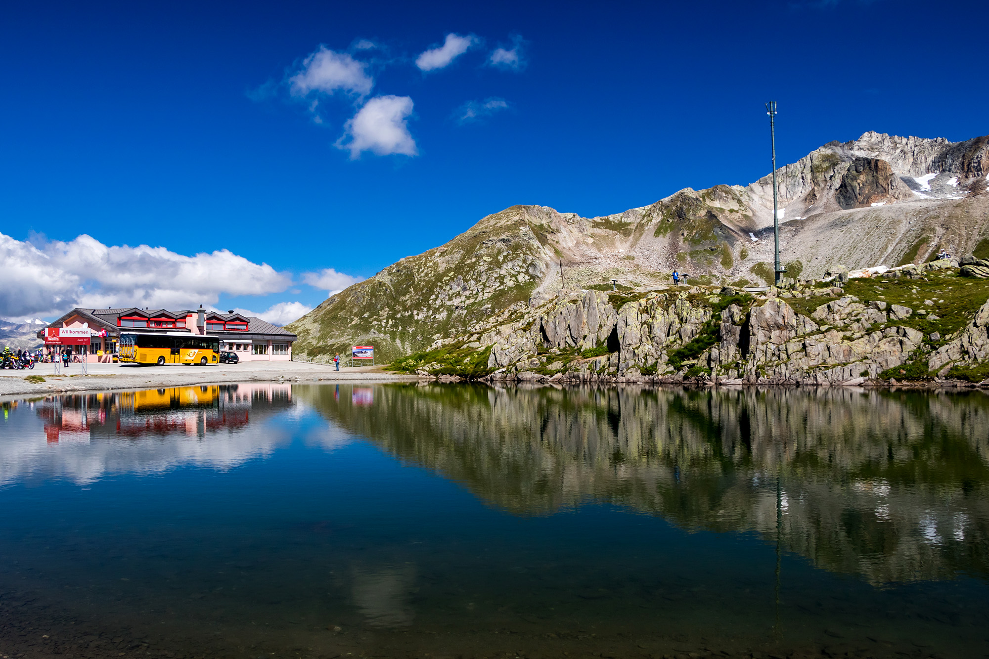 Spiegelndes Gipfelportait auf dem Nufenenpass