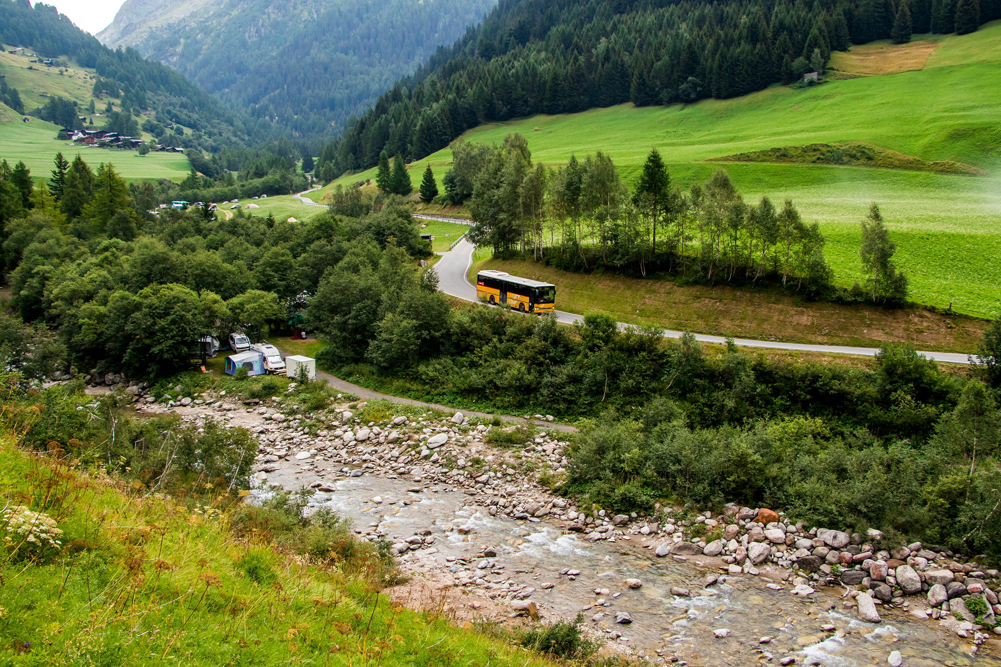 Ein Setra S313UL auf der Talfahrt durch das landschaftlich ansprechende Binntal, VS