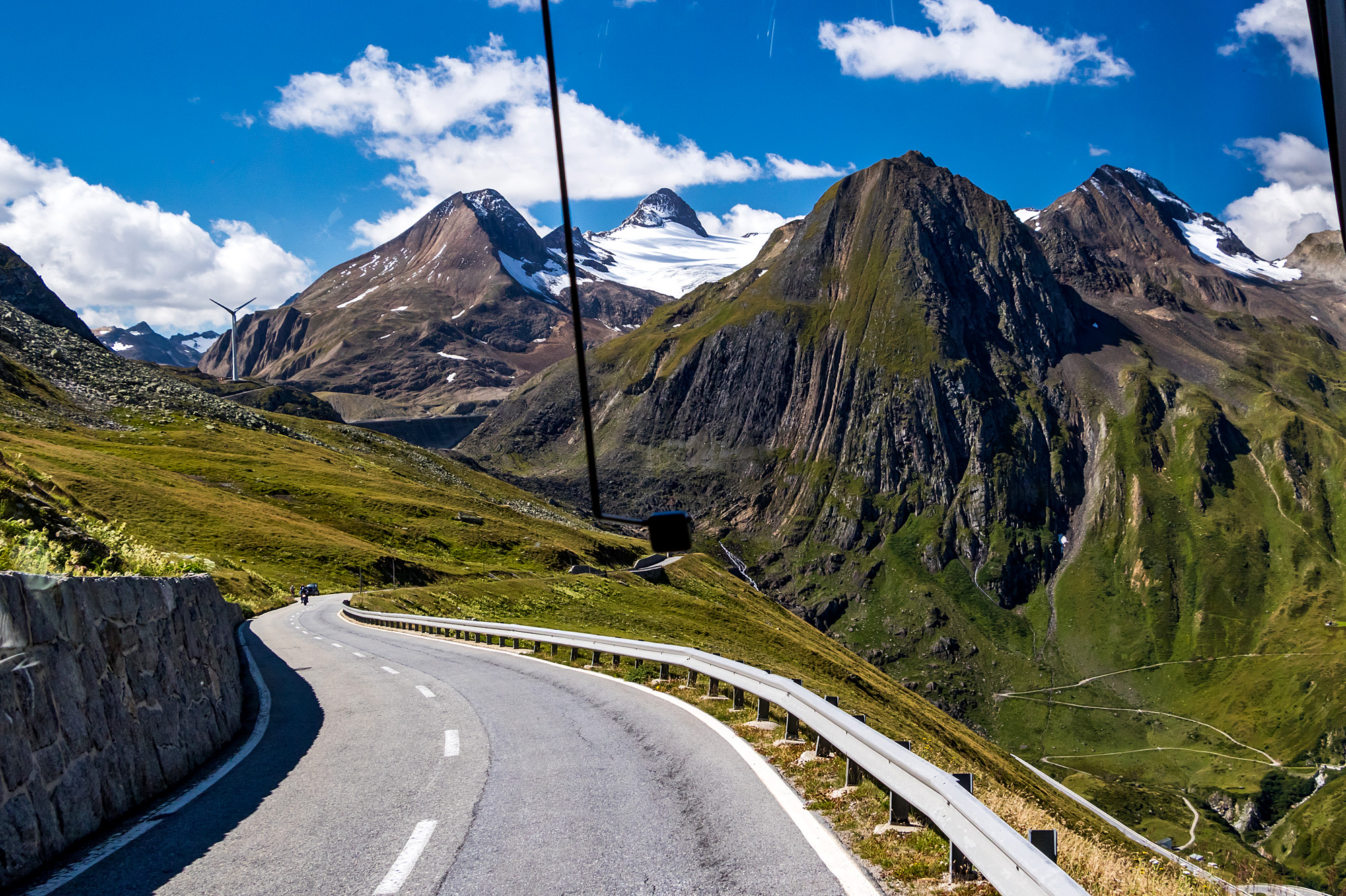 Am Nufenenpass talwärts in Richtung Wallis unterwegs