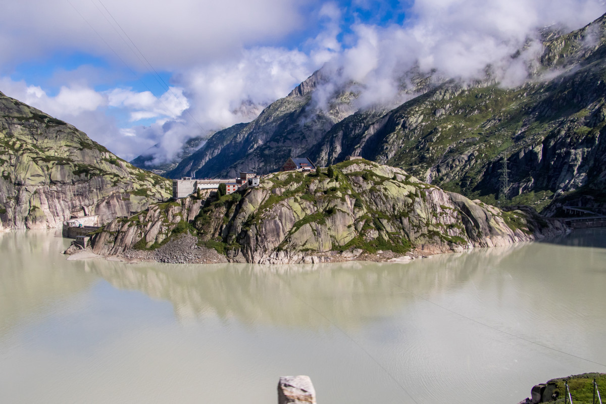 Das Grimsel Hospiz, fast scheint es auf einer Insel im See zu schwimmen :-)