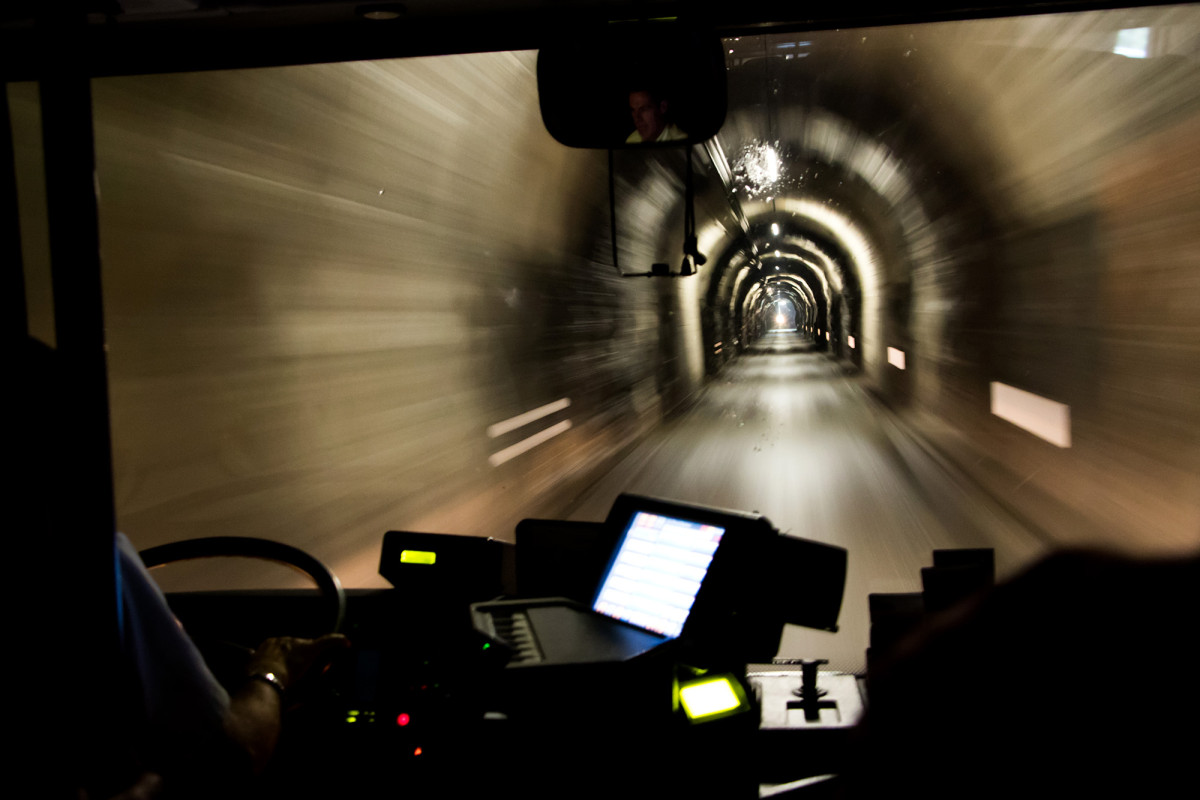 Erst dieser 1964 erbaute, 1,9km lange Tunnel machte die Erschliessungsstrasse des Binntals wintersicher. Noch immer aber ist er nur einspurig befahrbar...