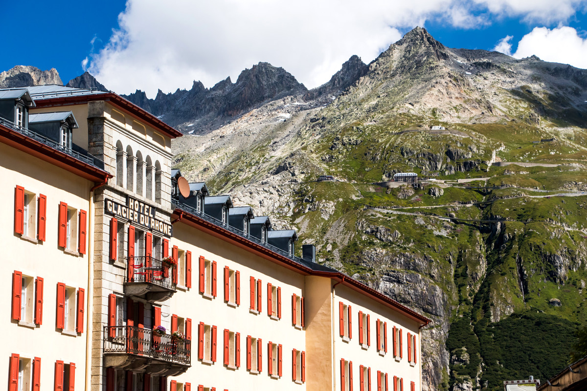 Verblichener Glanz in Gletsch: Das Hotel "Glacier du Rhône" mit Blick auf den Furkapass und das dortige Schwesterhotel, das Belvedere