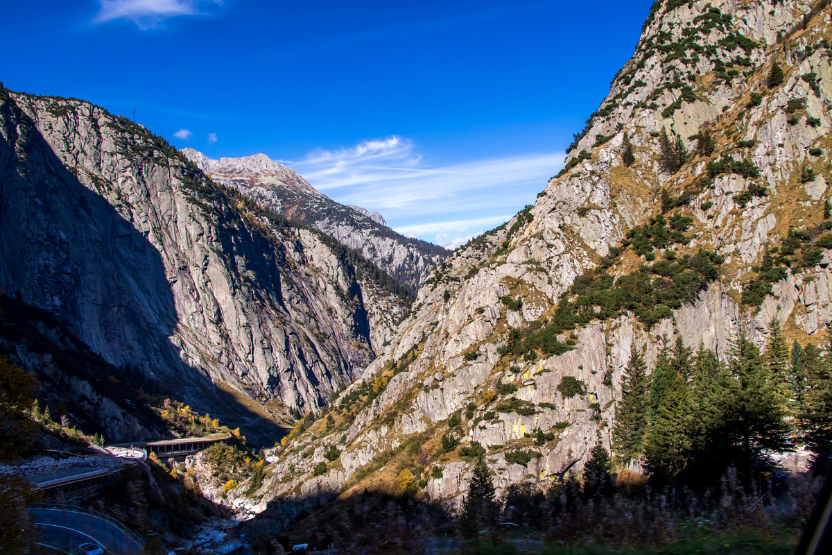 Blick die Schöllenen hinab