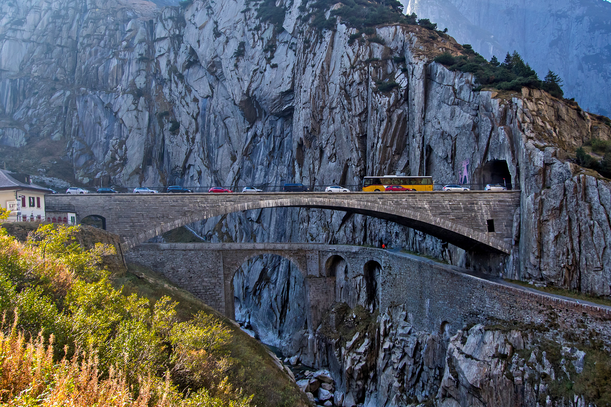 Teuflischer Stau auf der Teufelsbrücke - und das Postauto mittendrin!