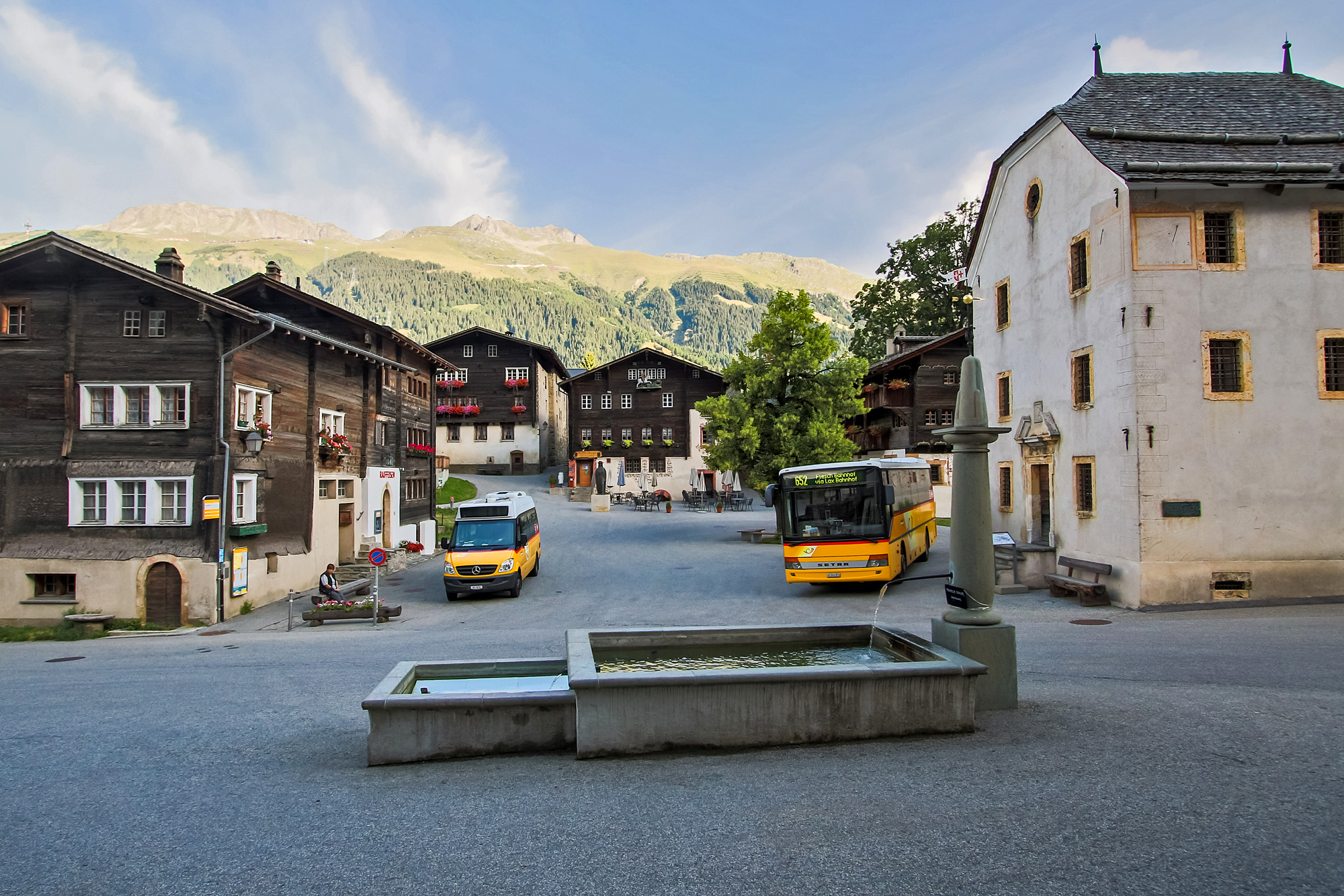 Postauto-Treffen auf dem schmucken Dorfplatz von Binn, VS