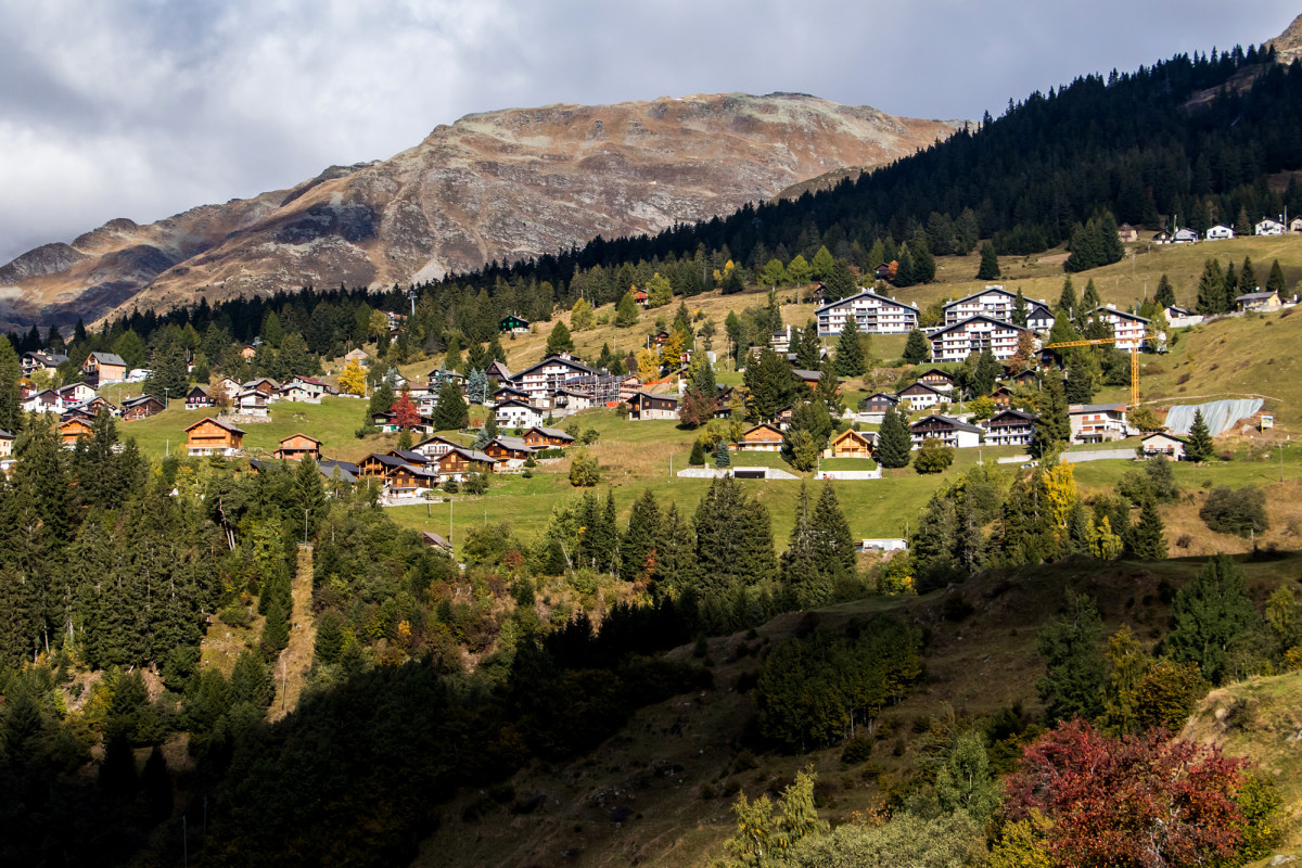 Blick auf das Dorf Carì