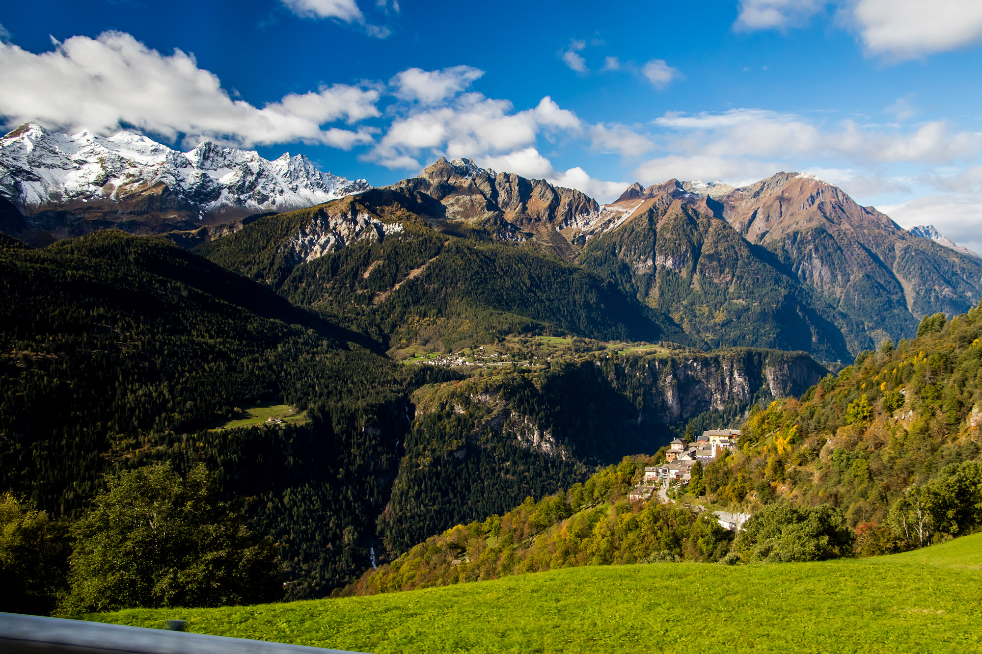 Kaum aus der Leventina draussen, schon gibt's eindrückliche Aussichten zu bestaunen