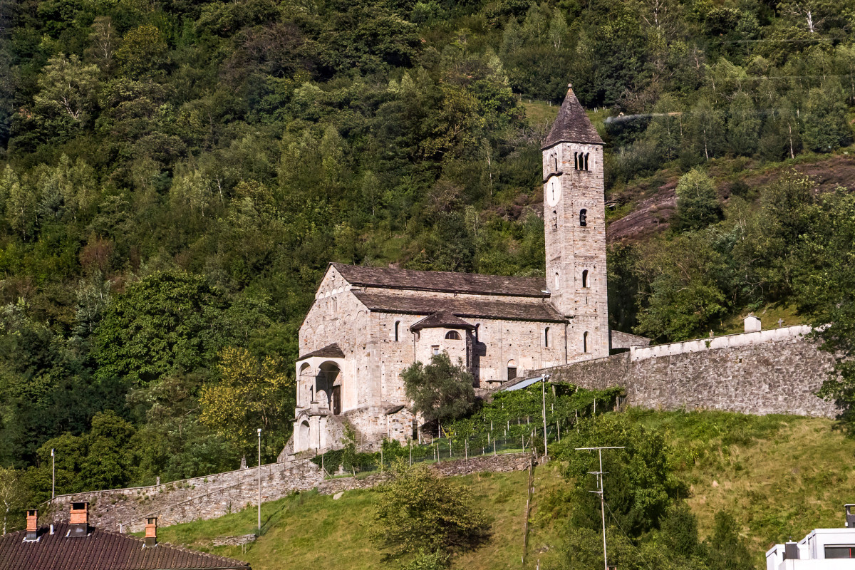 Biascas Chiesa dei Santi Pietro e Paolo aus dem 11. oder 12. Jahrhundert - eines der bedeutendsten romanischen Bauwerke der Schweiz