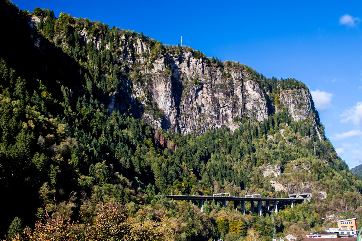 Die Autobahn bahnt sich ihren Weg...