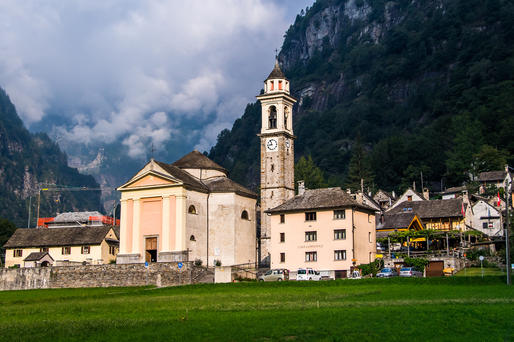 Im prächtigen Morgenlicht thront die Kirche Santa Maria Lauretana vor der Bergkulisse
