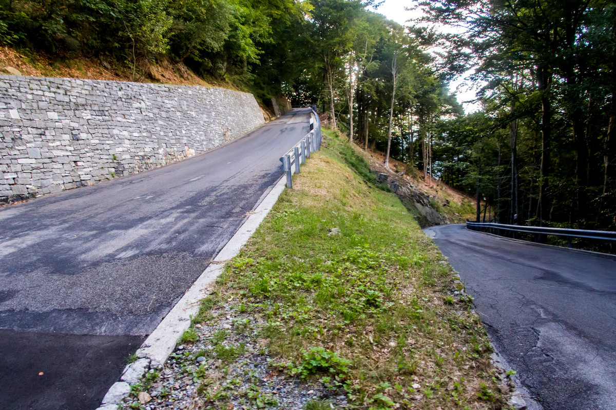 Auf der steilen Waldstrasse nach Indemini...