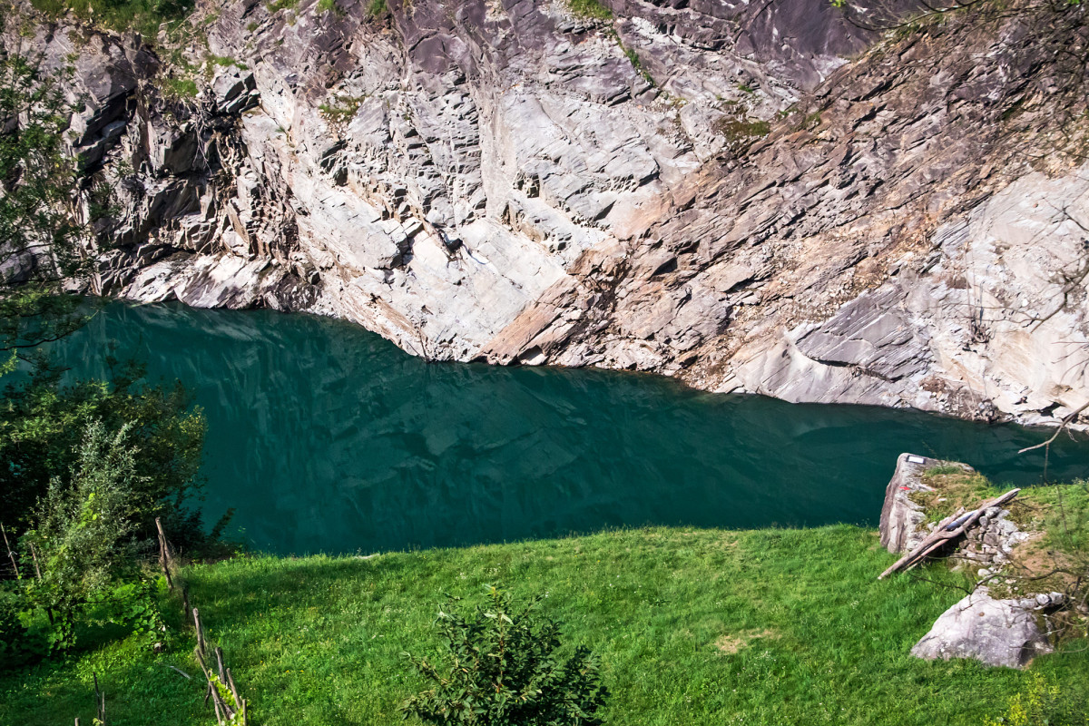 Blick hinunter in den Stausee