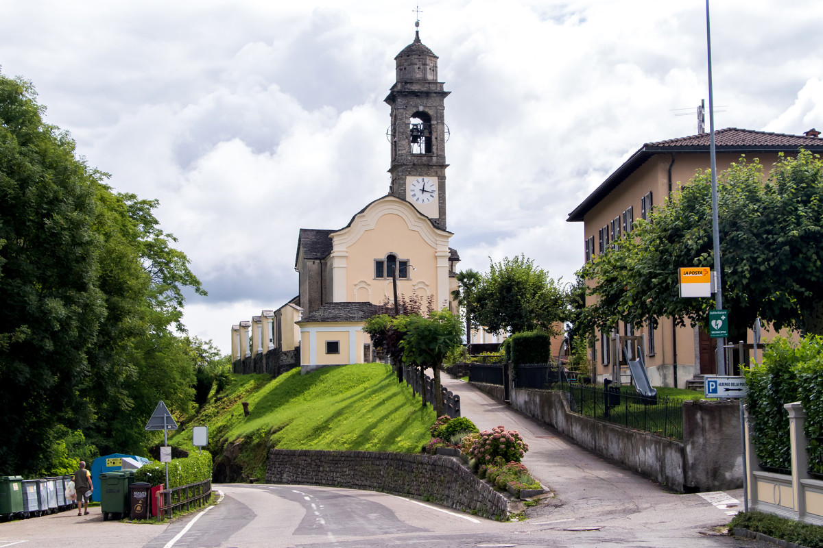 Vor den Toren des Dorfes thront die Pfarrkirche San Pietro...