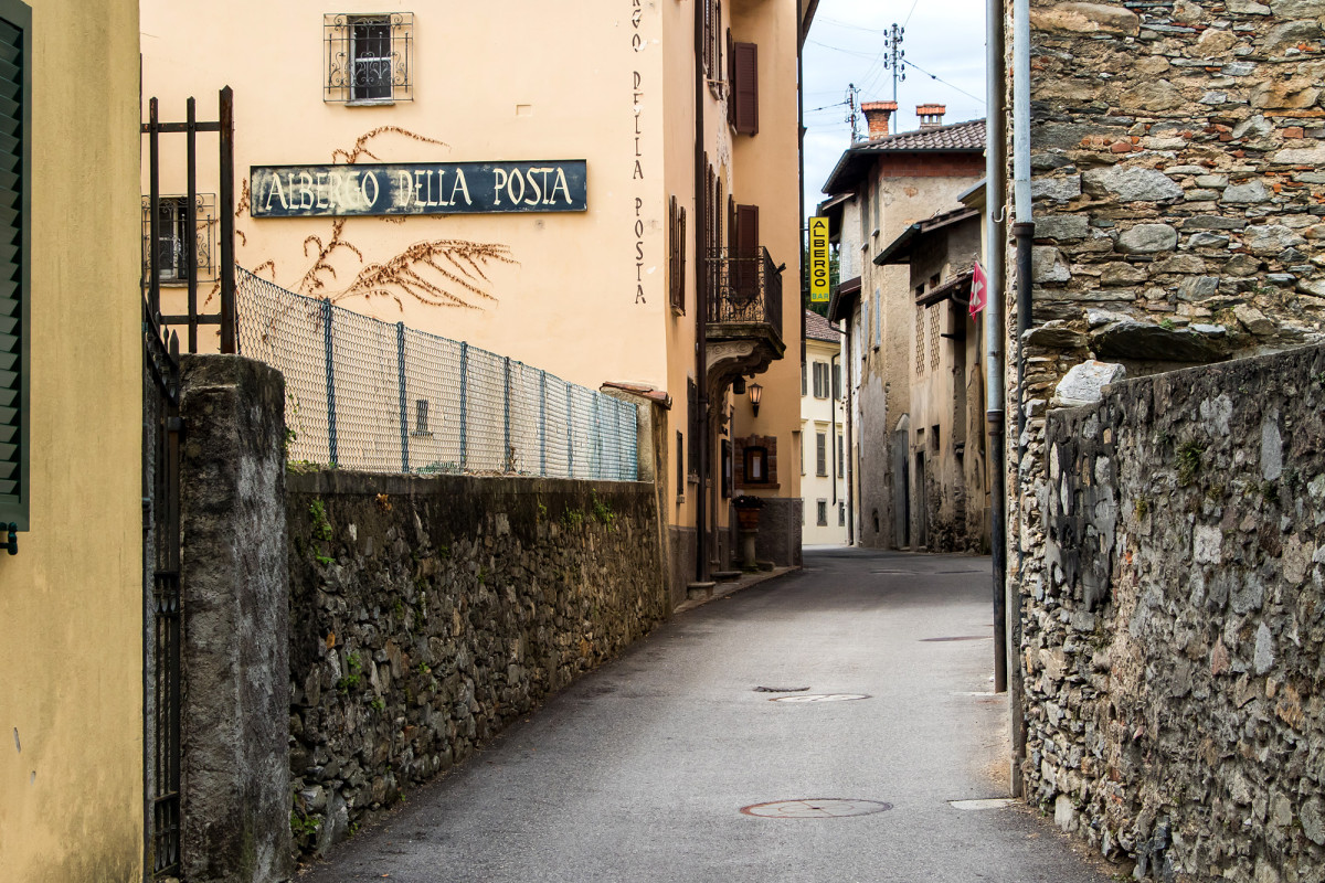 Ruhe vor dem Sturm: Die Hauptgasse von Astano