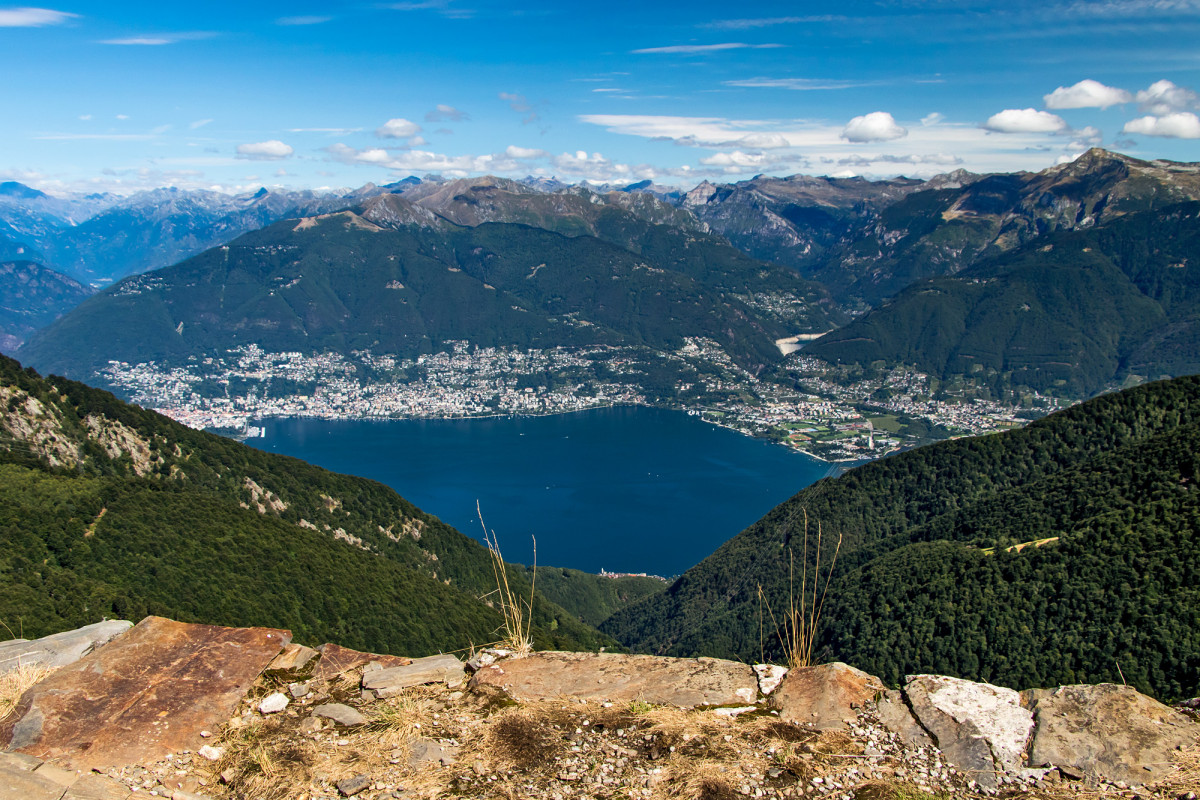 ...gleichzeitig liegt direkt vor uns das Seebecken von Ascona, der tiefste Punkt des Landes!