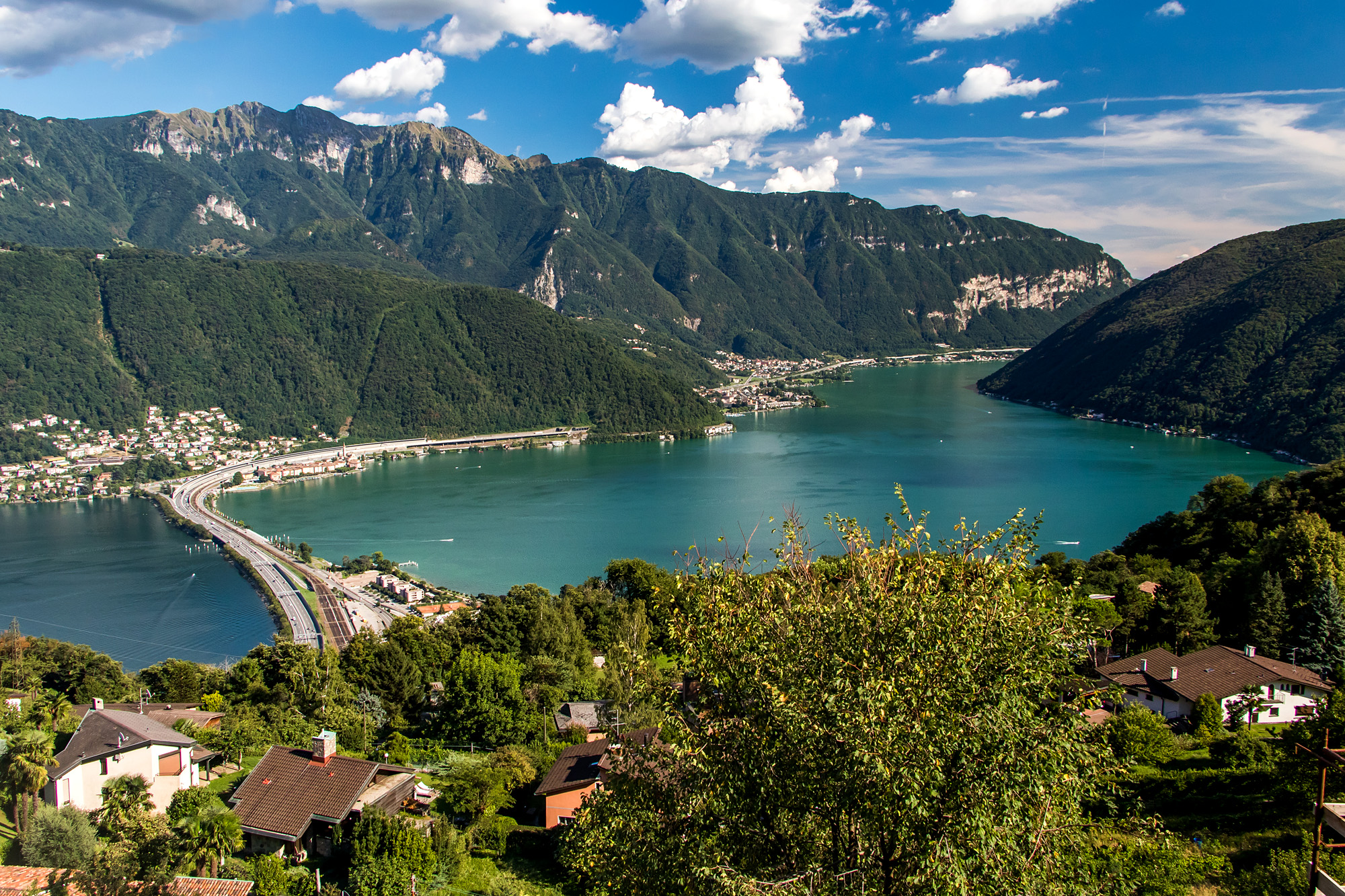 Aussicht von Carona, TI, auf den Luganersee und den Damm von Melide