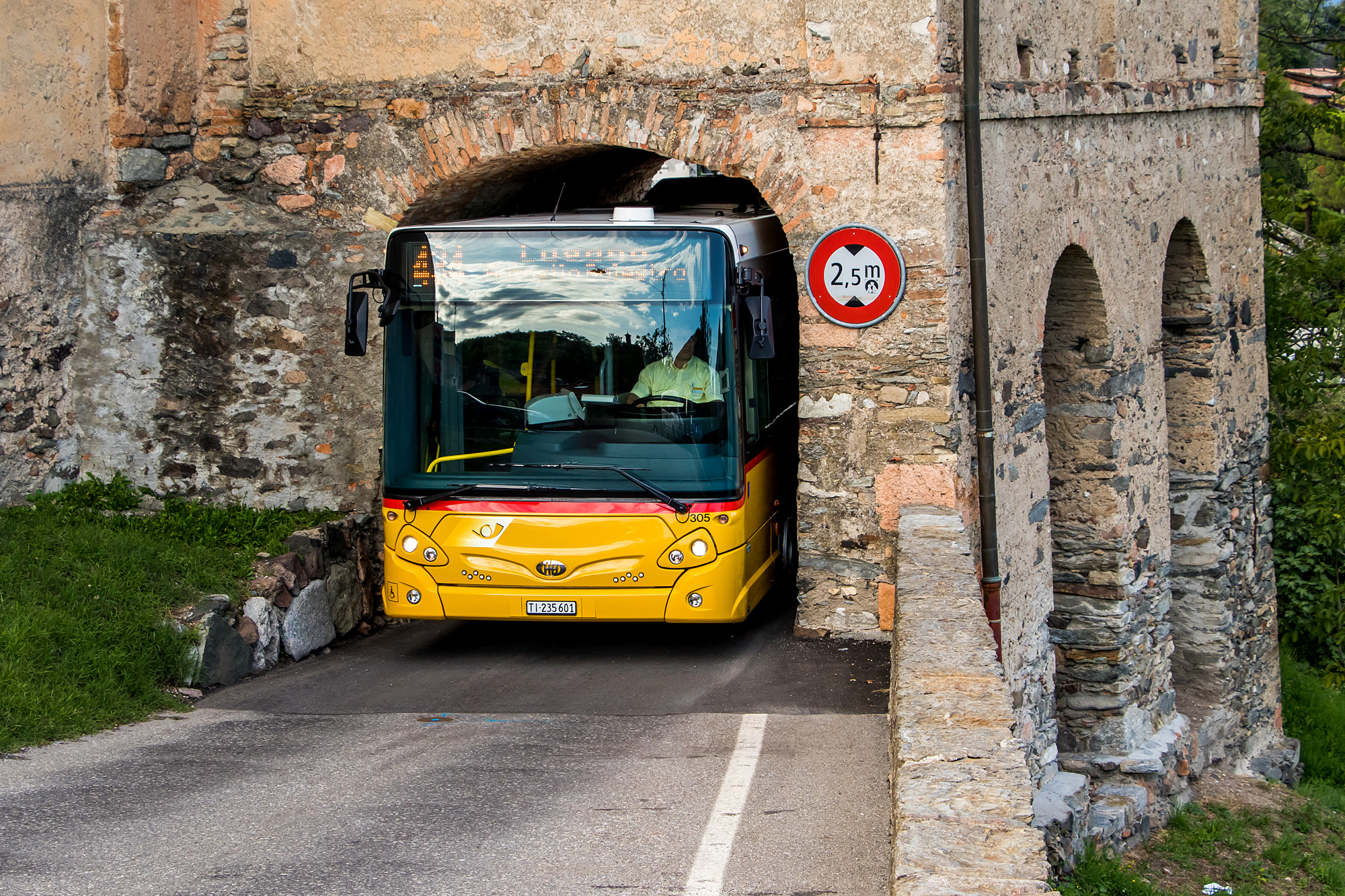 Passt genau! Der Heuliez GX127 im Torbogen von Carona, TI