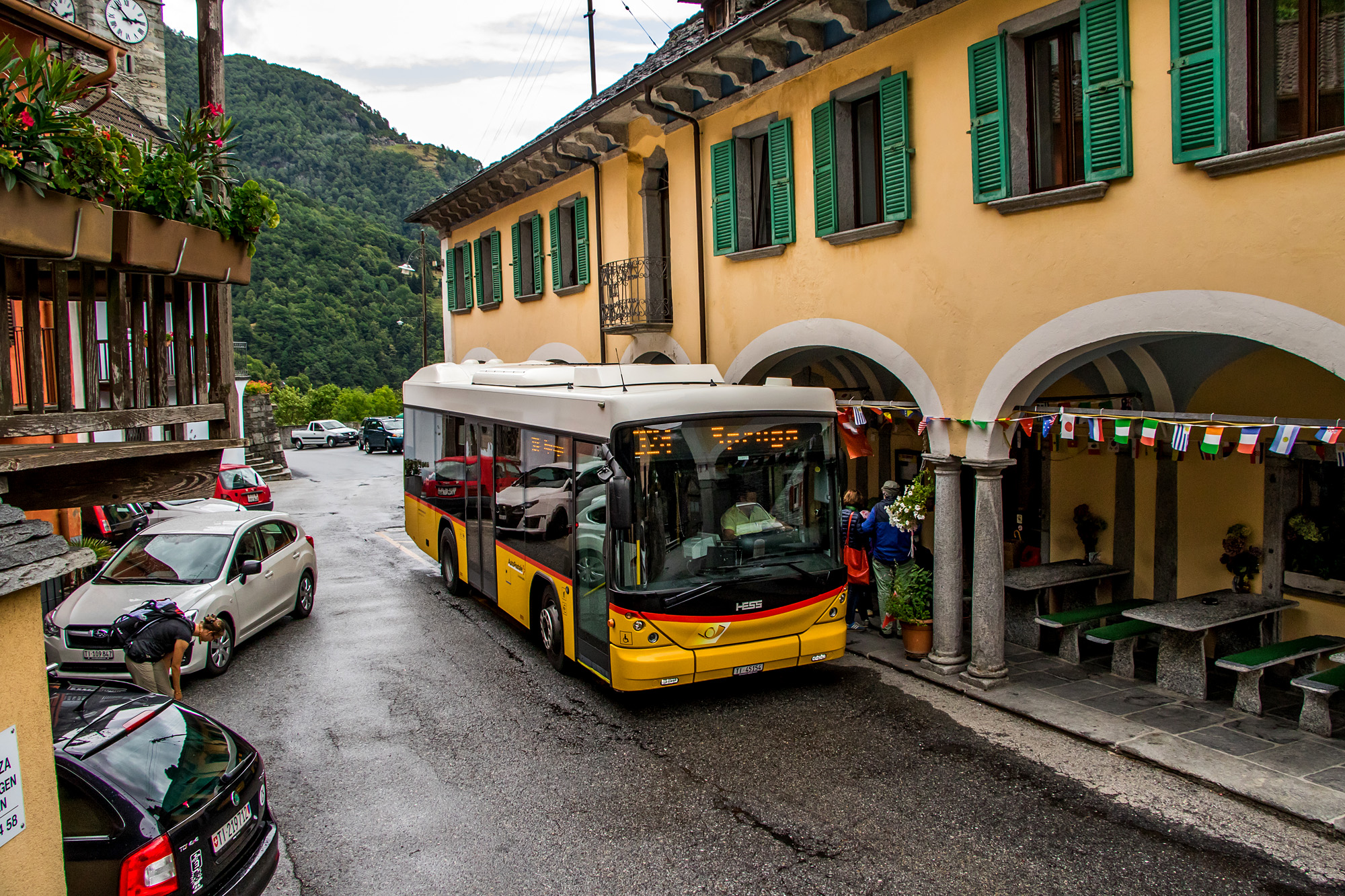 Ein Hess Bergbus wartet in Russo, TI, auf die Weiterfahrt ins Onsernonetal